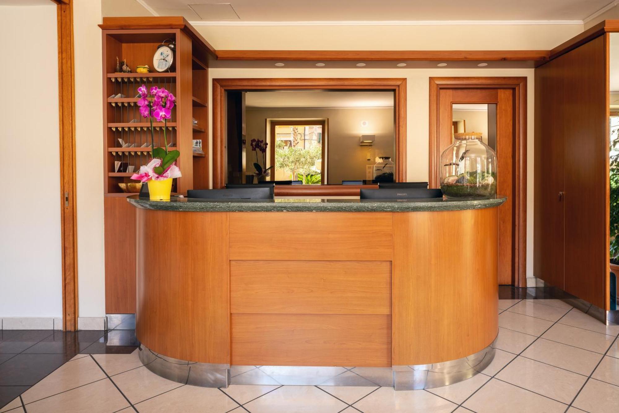 Hotel Careni Villa Italia Finale Ligure Exterior foto